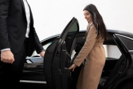 Avis Chauffeur Drive – Luxusfahrzeug mit Chauffeur