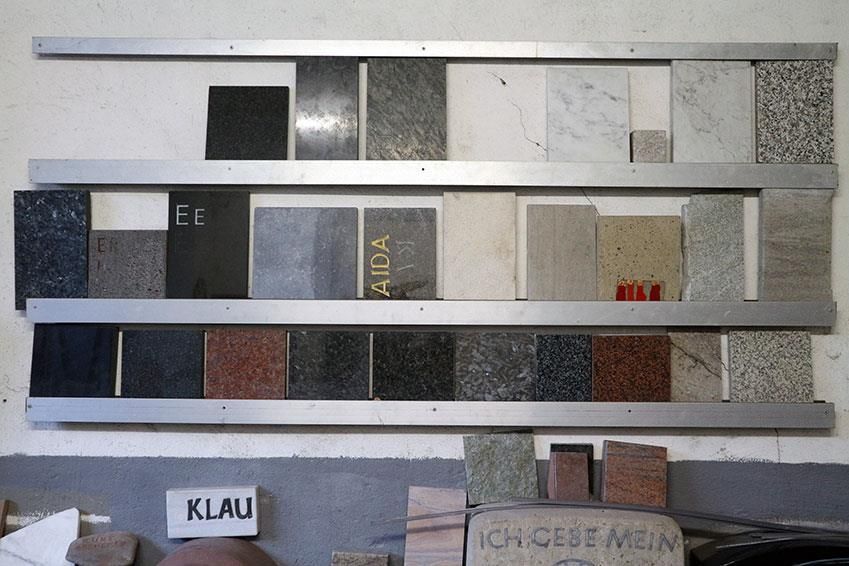 Steinauswahl im Atelier
