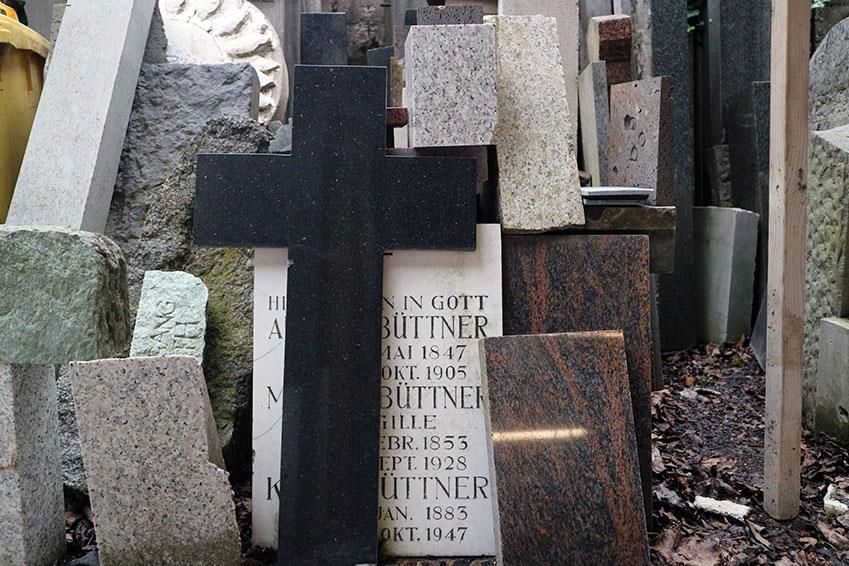 Grabmal mit Kreuz