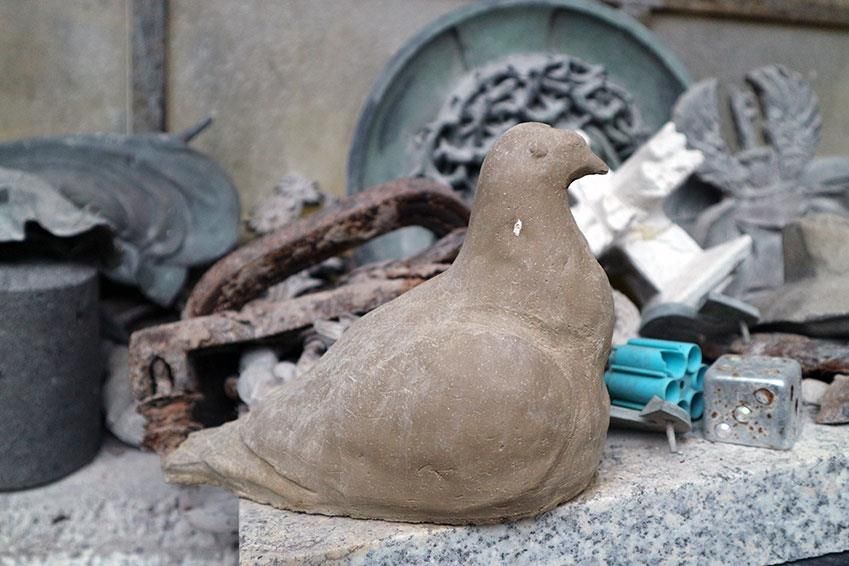 Skulptur einer Taube auf Marmor