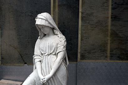 Skulptur einer Frau mit Schleier