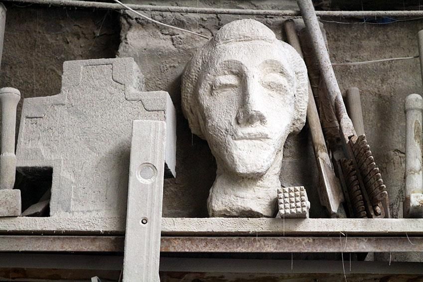 Kopf einer Steinfigur