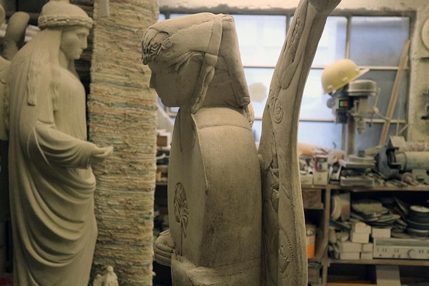Figuren im Atelier der Steinnus Söhne