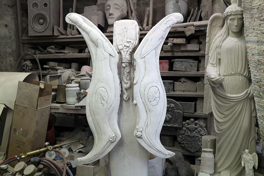 Werkstatt mit geflügelter Skulptur