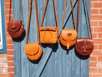 Emaillierter Schmuck