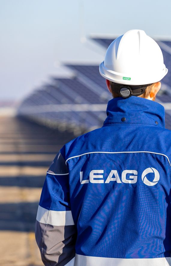 Mitarbeiter vor Photovoltaik-Freiflächenanlage
