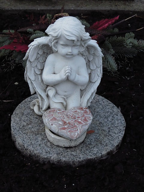Grabmal mit betendem Engel und Rose