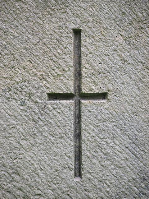 Grabstein mit Kreuz als christliches Symbol