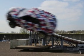 Testfahrzeug mit Fahrroboter auf Rampe