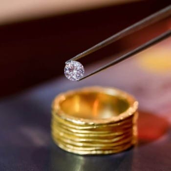 Erinnerungsdiamant aus Haar oder Asche