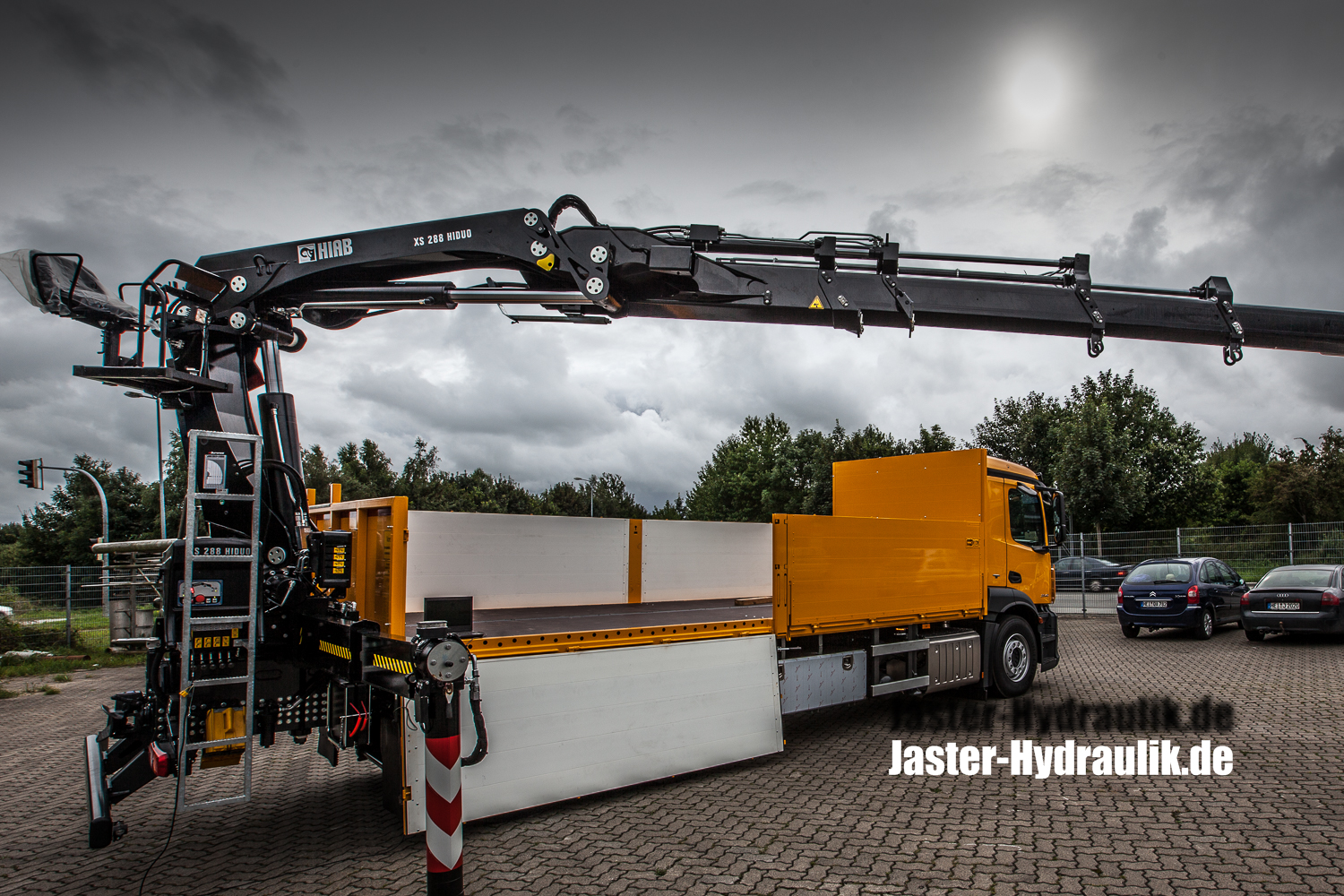 LKW mit Ladekran-Aufbau