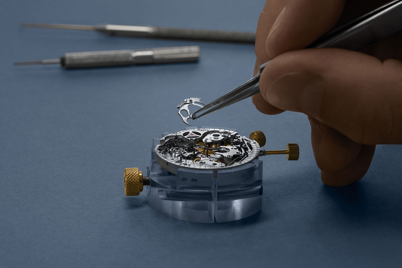 Handfinishiertes Uhrwerk bei der Montage