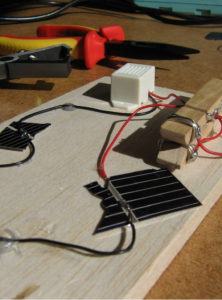Gelötete Kleinstsolaranlage mit Solarzellen, Schalter und Summer