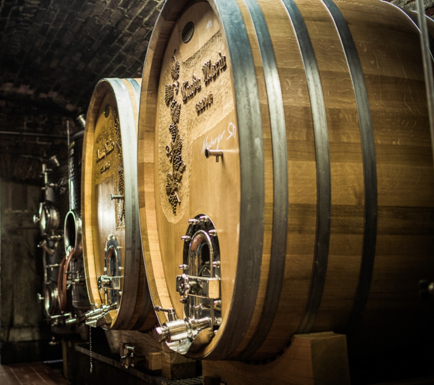 Weinfass im Weingut