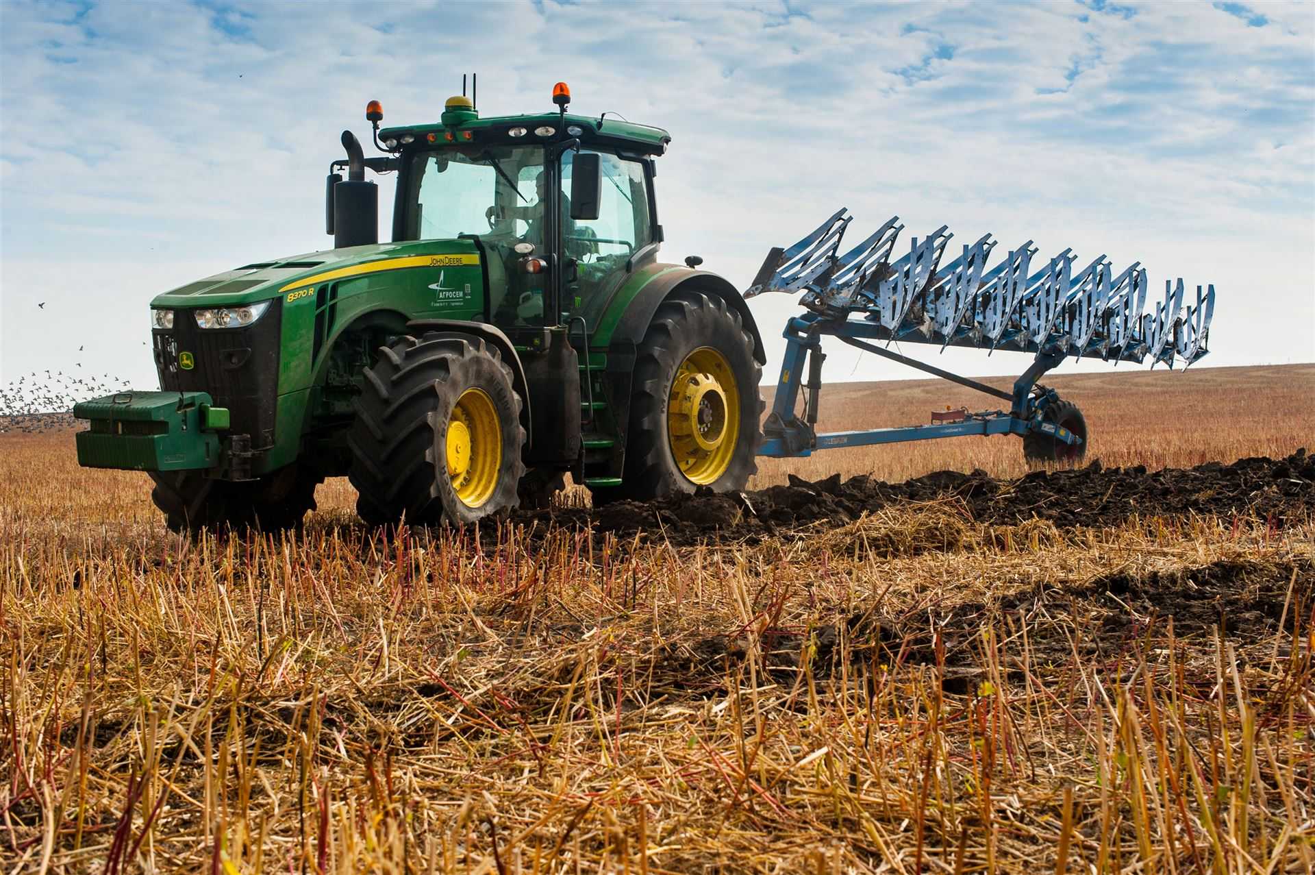 Traktor mit Pflug im Feldeinsatz