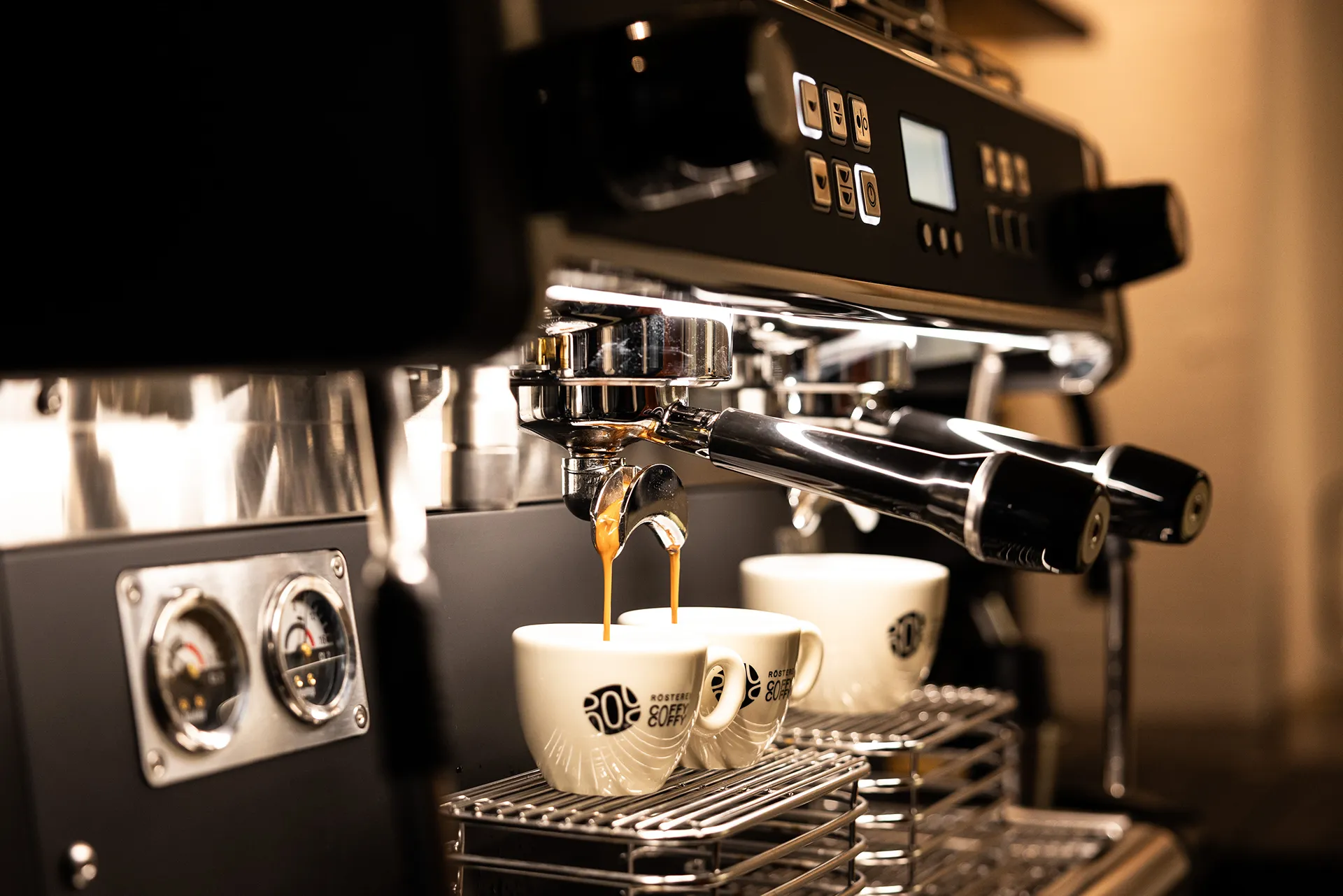 Siebträger mit Coffy-Coffy-Espressotassen (Gastronomie)