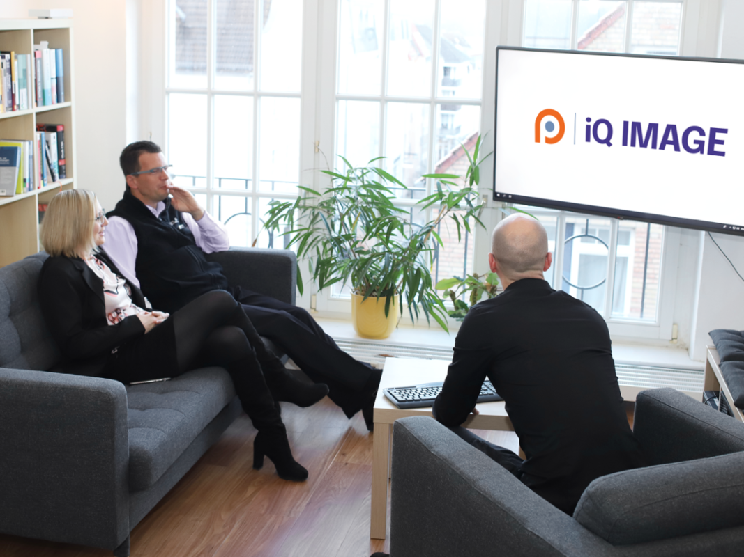 Team bei einer Präsentation mit iQ IMAGE Branding