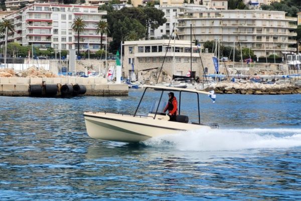Electric outboard on the solar boat AMY