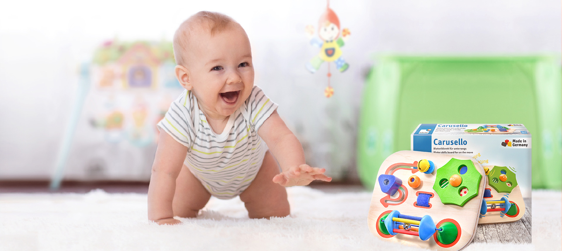 Baby greift nach buntem Holzspielzeug