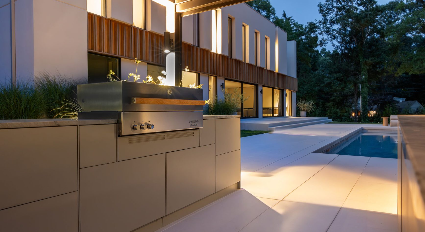 Helle Outdoorküche mit Gasgrill am Pool, Projekt New York