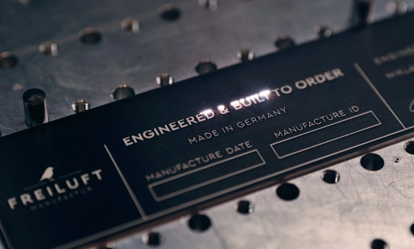 Gravierte Typenplakette mit Manufakturnummer