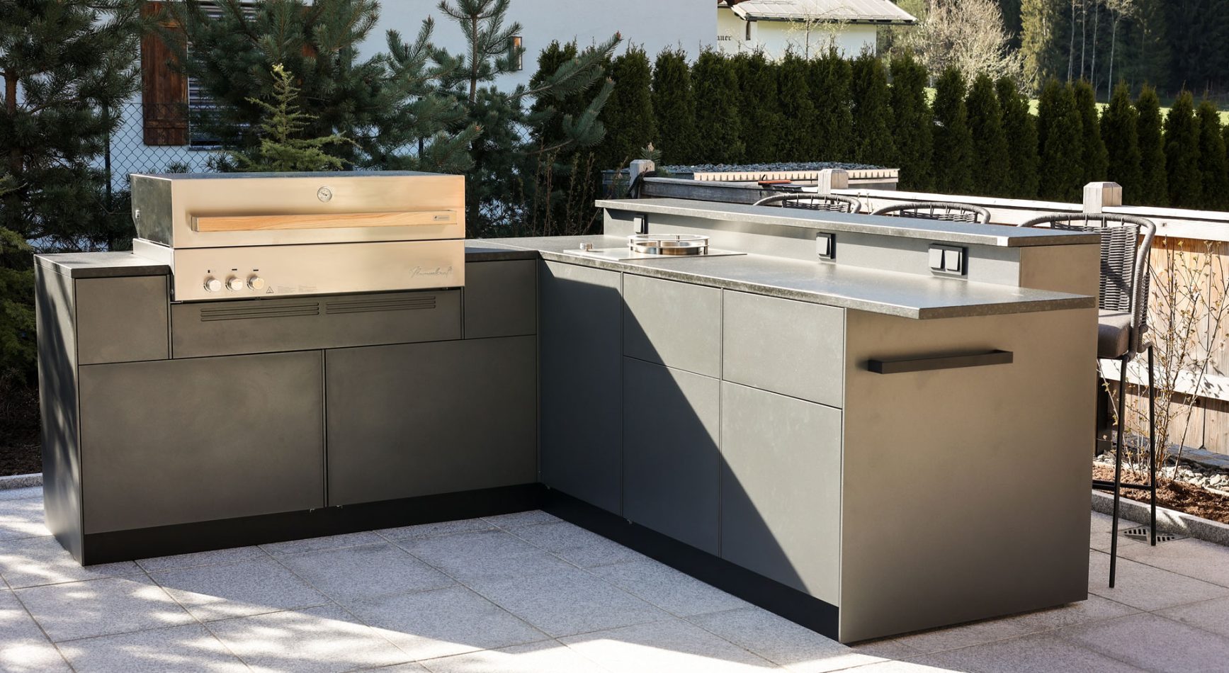 Outdoorküche in L-Form auf einer Dachterrasse in Kitzbühel