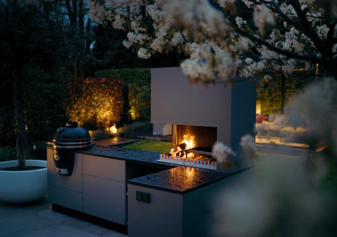 Outdoor-Küche mit Grill-Feuerstelle und Kamado
