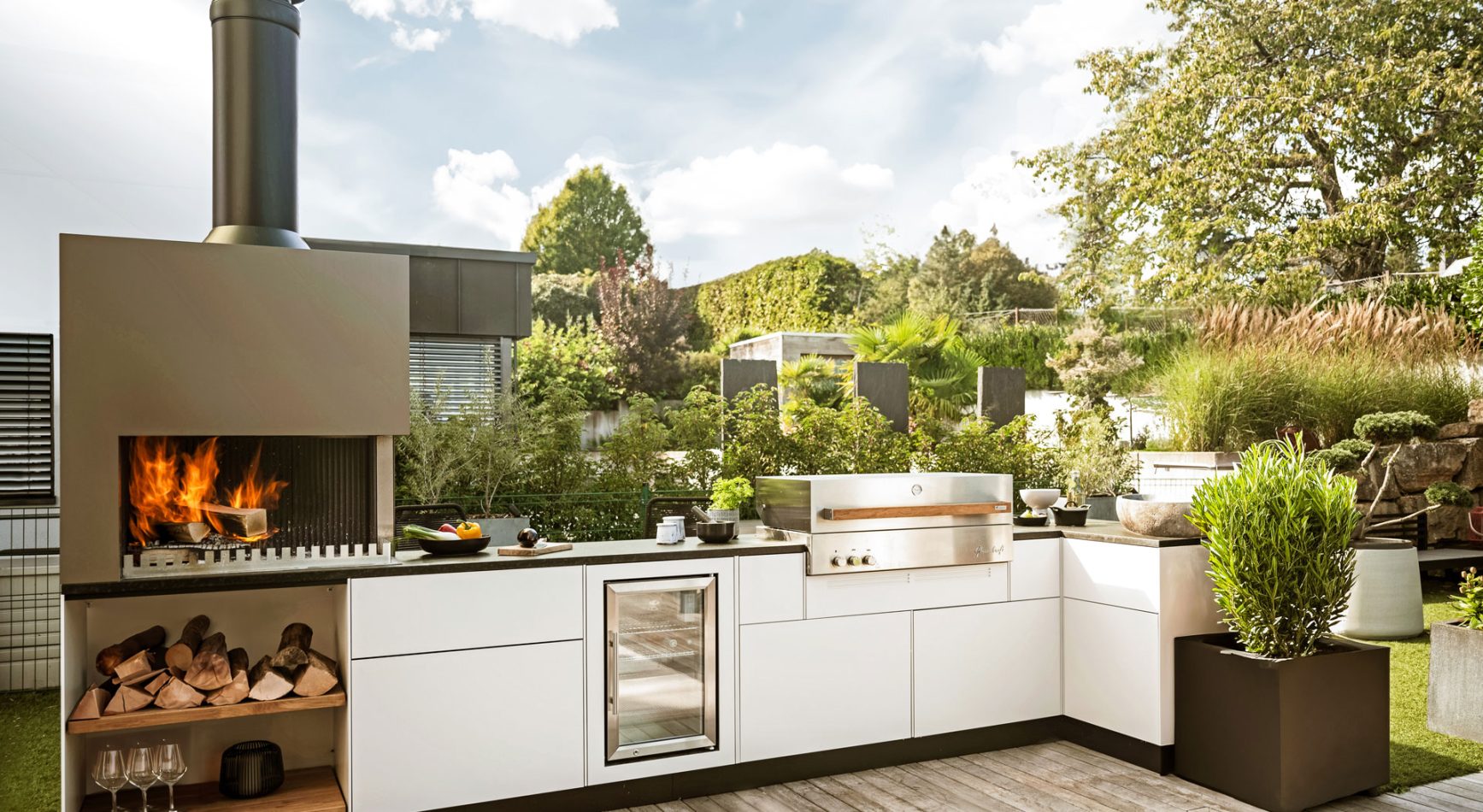 Weiße Gartenküche mit Grill-Feuerstelle in Luxemburg