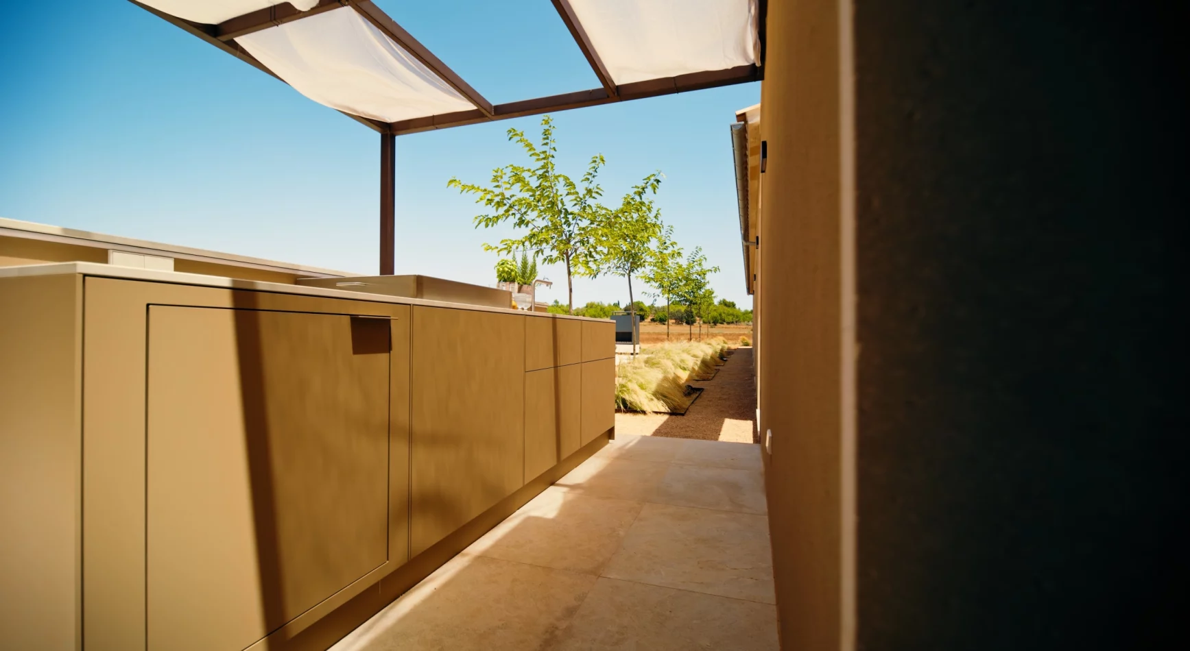 Outdoorküche unter Pergola auf Mallorca