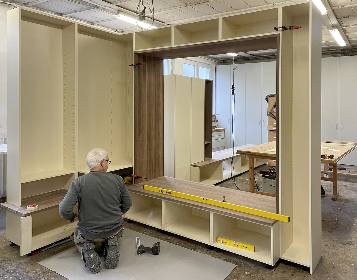Schrankaufbau in der Werkstatt