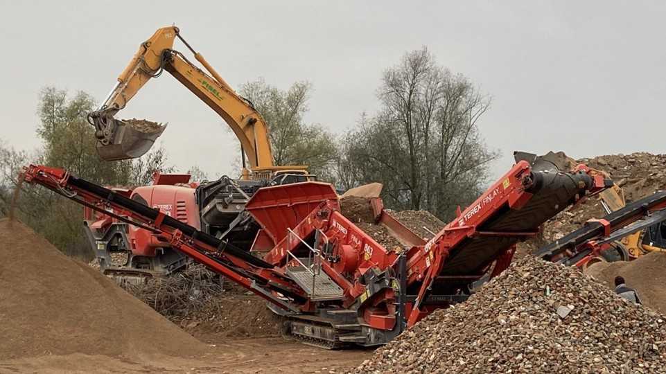 Brecher- und Siebanlage für Baustoffrecycling