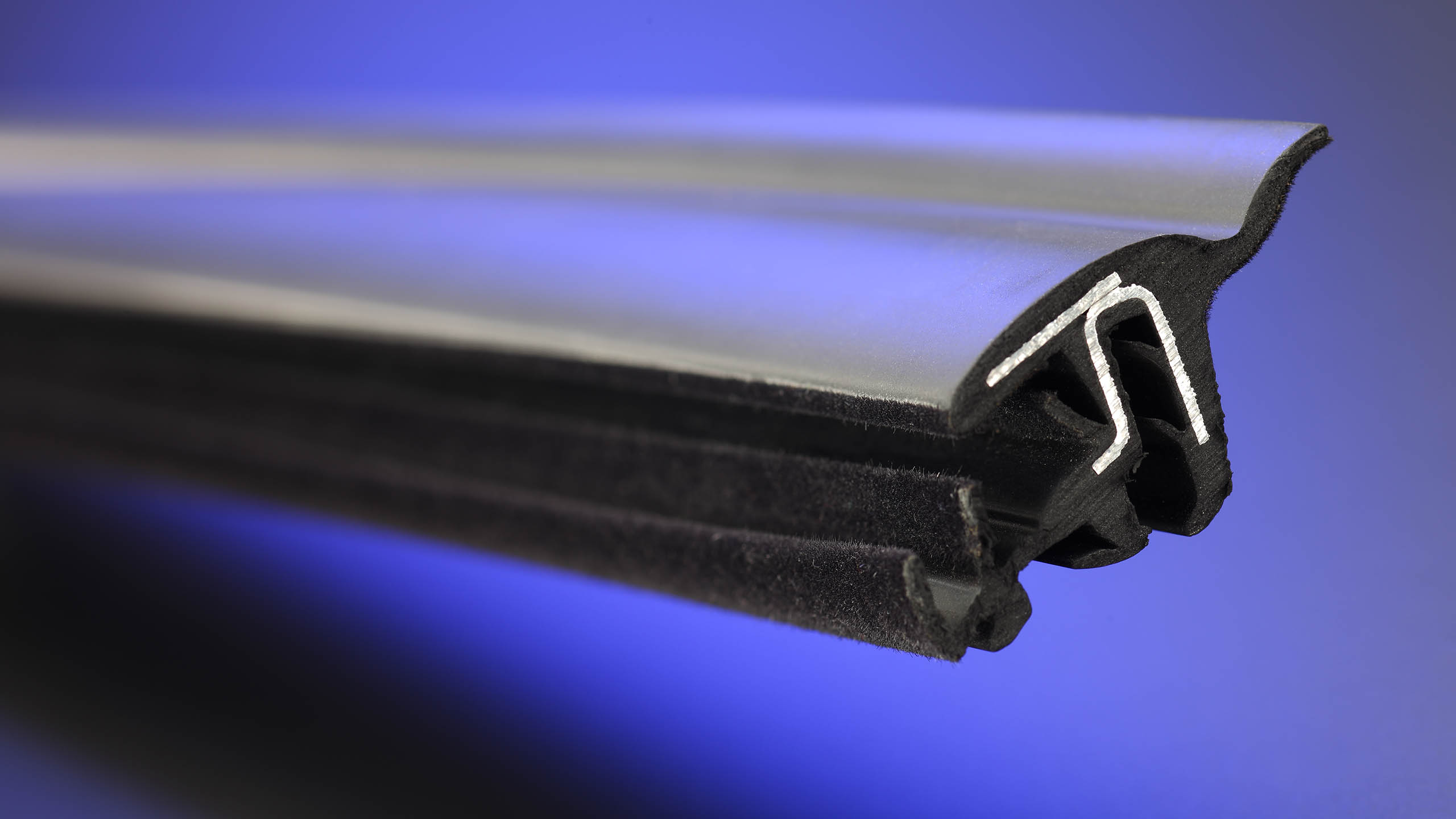 Flocked sealing strip