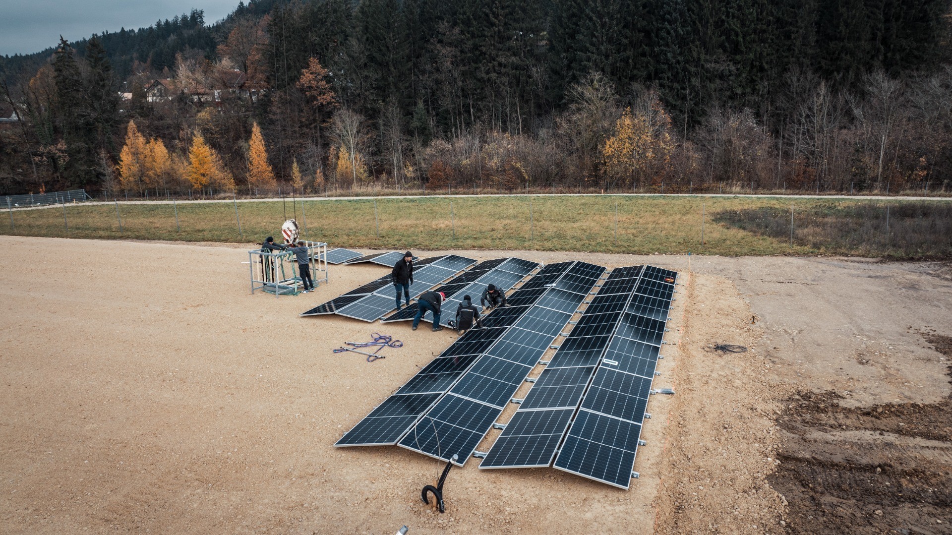 Fertig installierte PV-Anlage (Drohnenaufnahme)