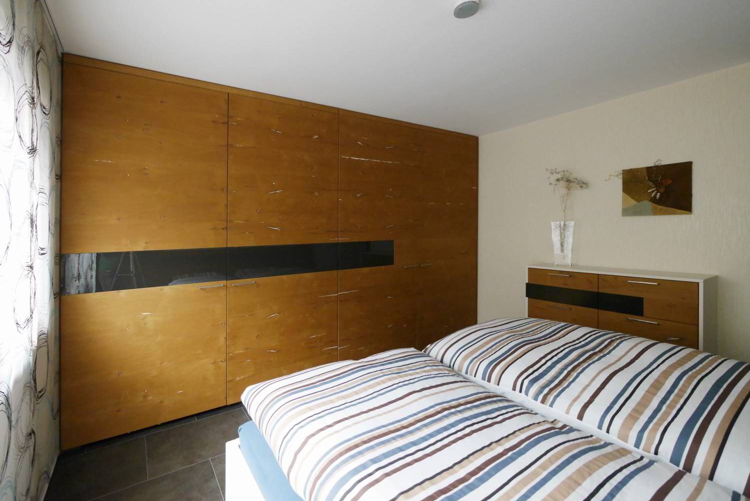 Kleiderschrank mit flächenbündigen Schiebetüren aus Eichenfurnier