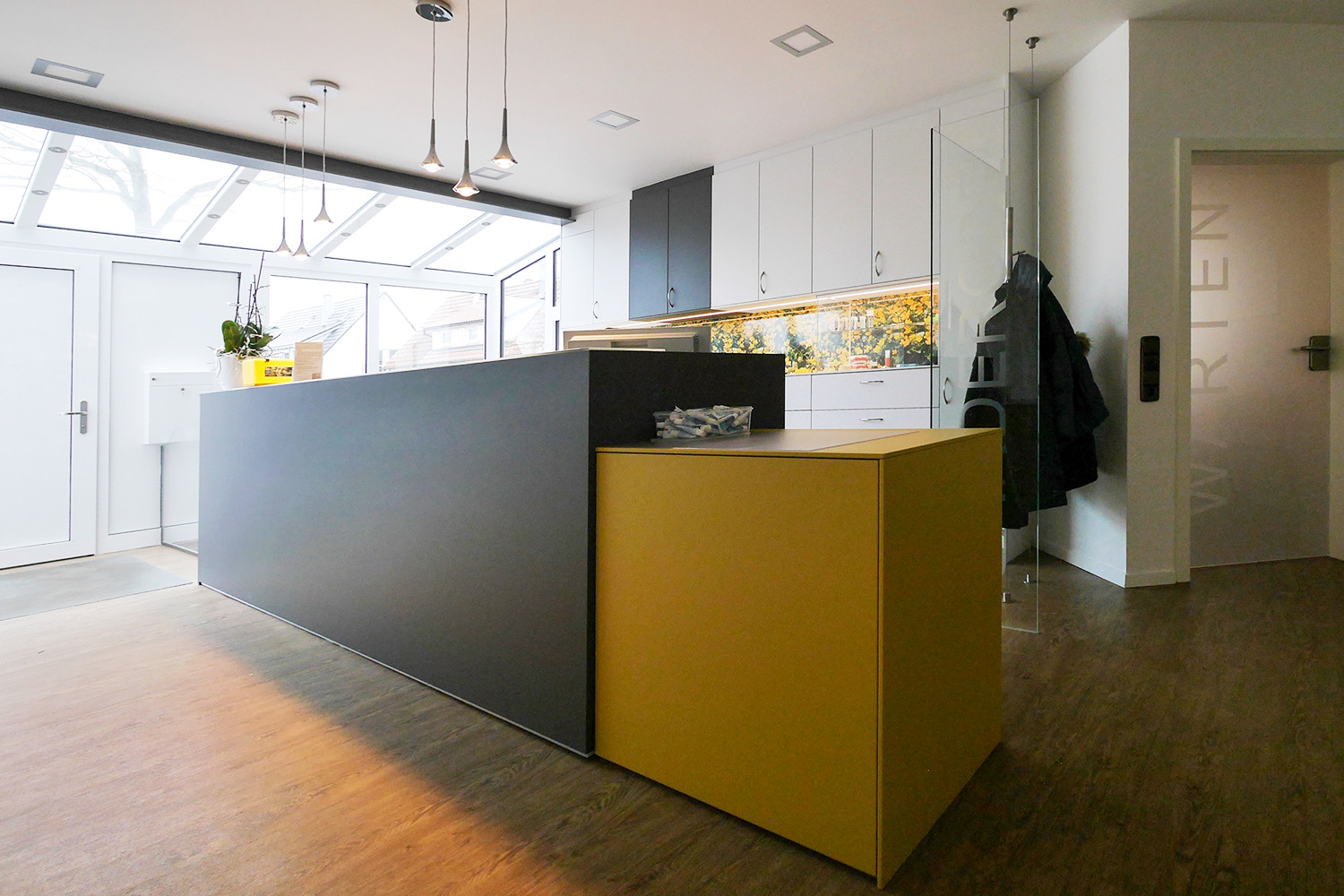 Arbeitsplatz mit Theke und wandhohem Aktenschrank