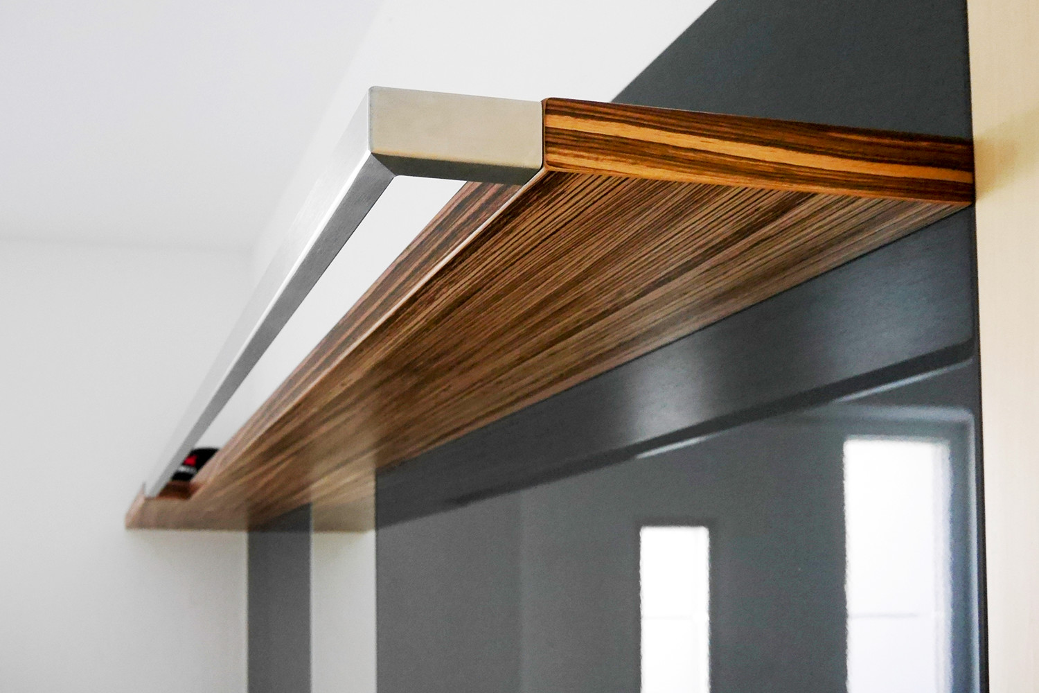 Garderobe mit Hutablage und Edelstahl-Garderobenstange