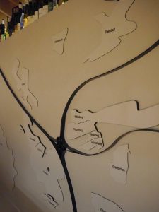Weinverkostungsraum mit formgefräsener Weinlagenkarte