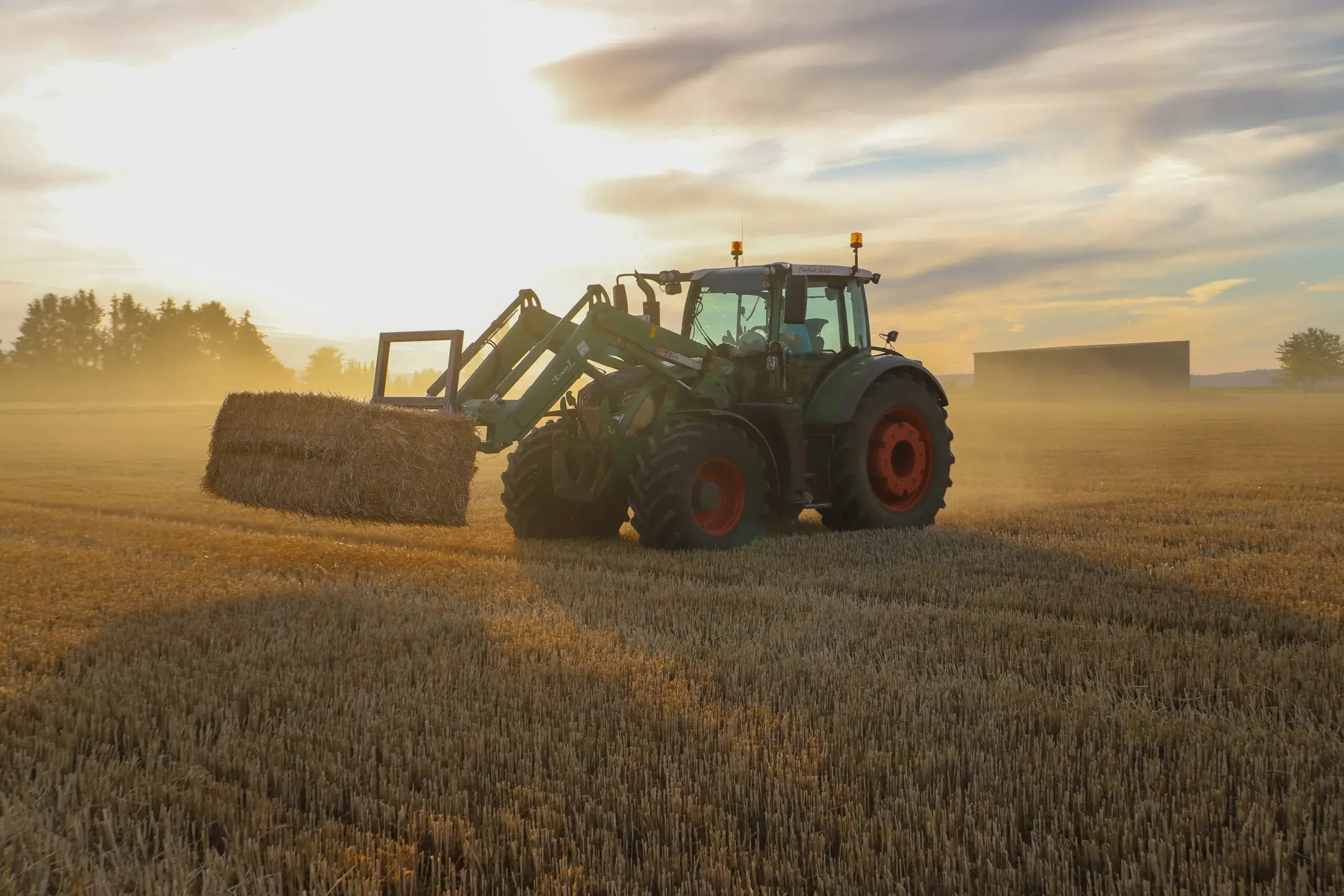 Traktor auf dem Feld – Einsatzgebiet landwirtschaftlicher Lagerlösungen
