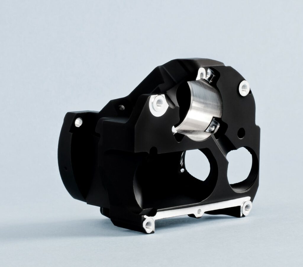 Mit Fractal Black™ beschichtetes Metallbauteil