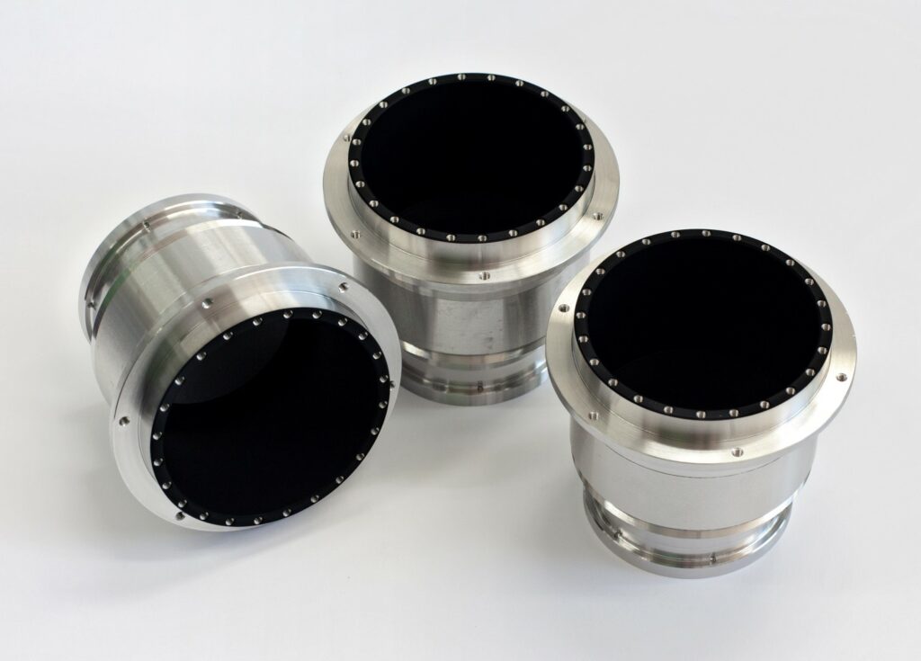Mit Vacuum Black™ beschichtete runde Metallkomponenten