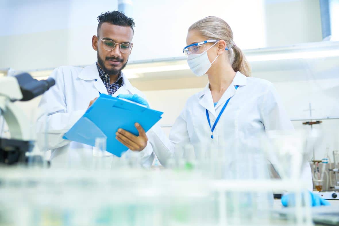 Internationales Wissenschaftsteam im Labor