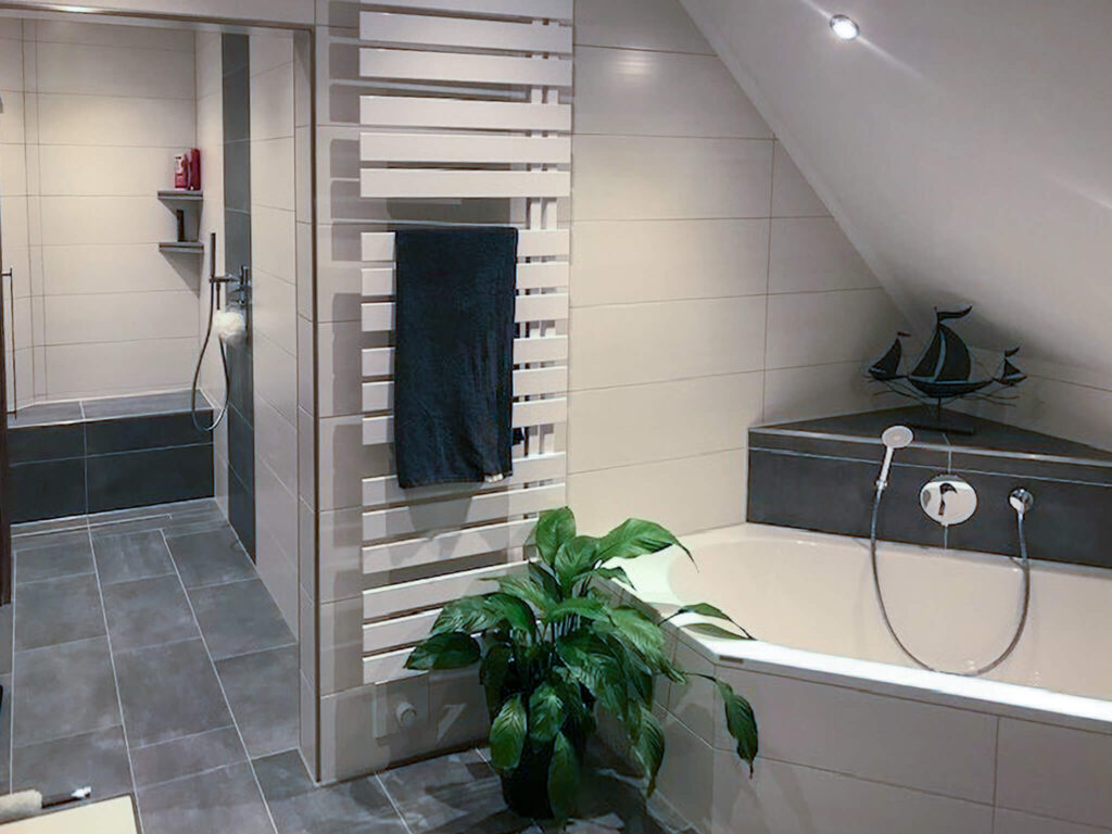 Komplettbadsanierung mit Eckbadewanne in Wippingen