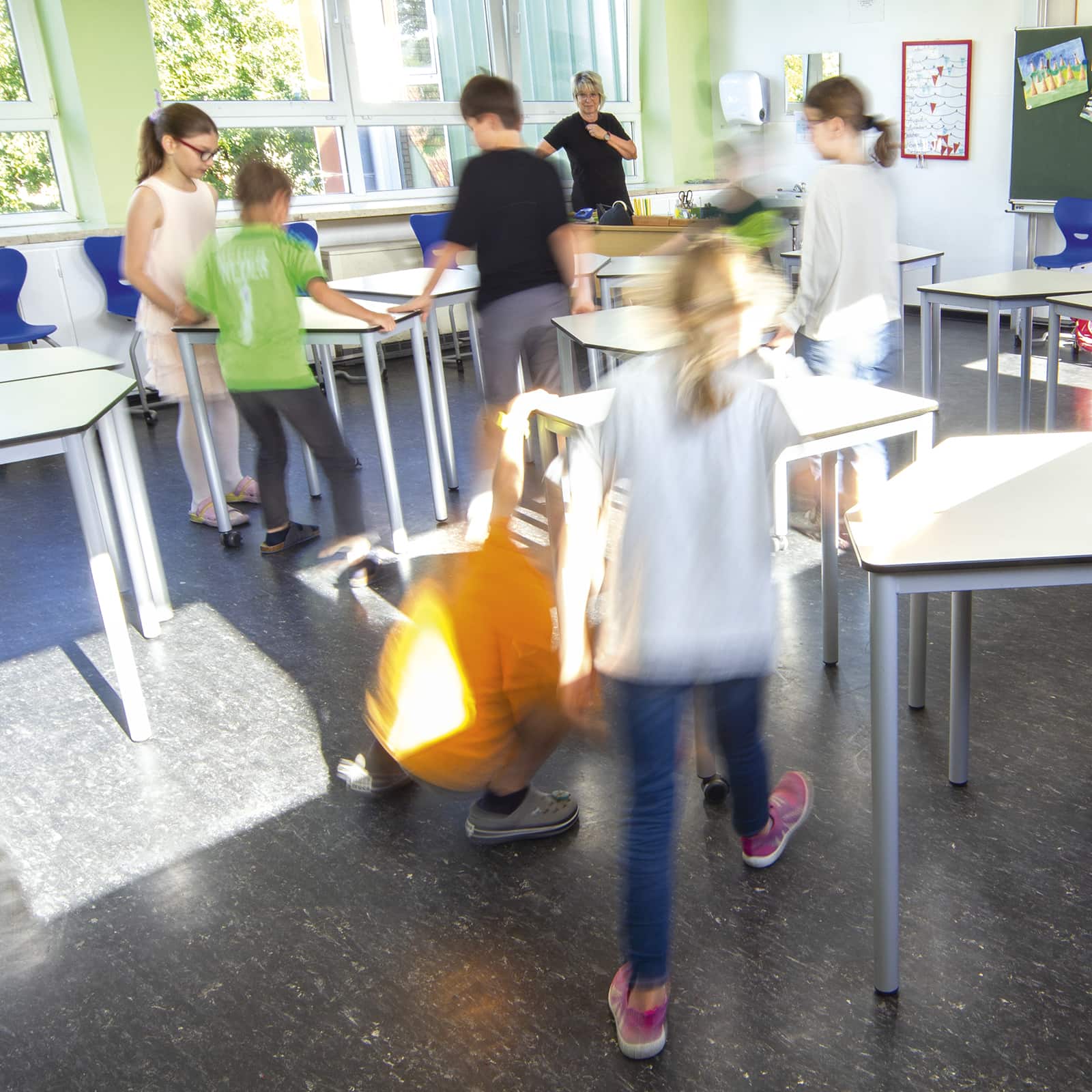 Klassenzimmer der Grundschule Banteln mit Fünfecktischen