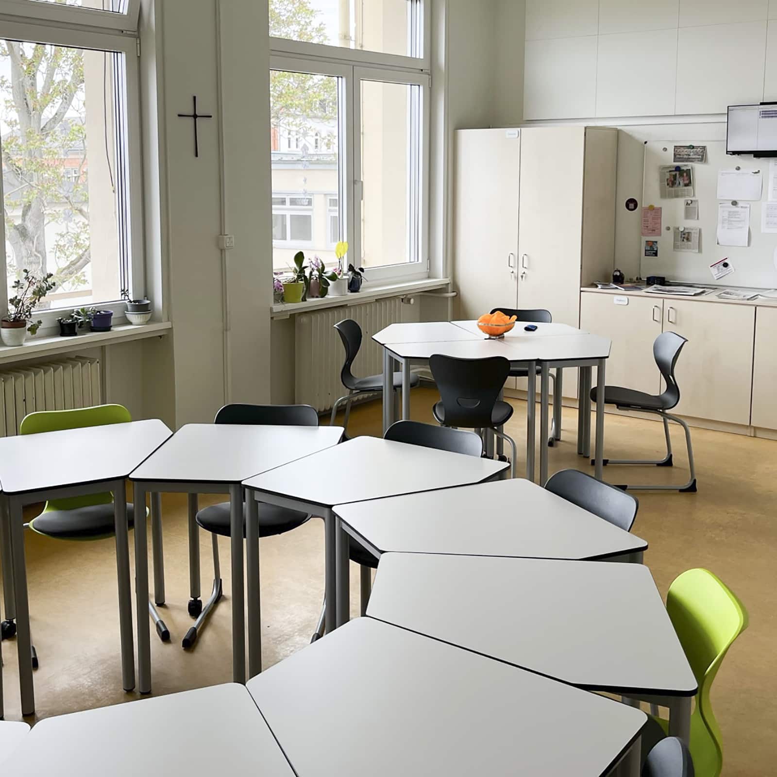Lehrerzimmer der Kath. Berufsschule Mainz mit Fünfecktischgruppen