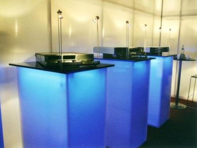 Beleuchtetes Produkt aus PLEXIGLAS® für Messe- und Ladenbau