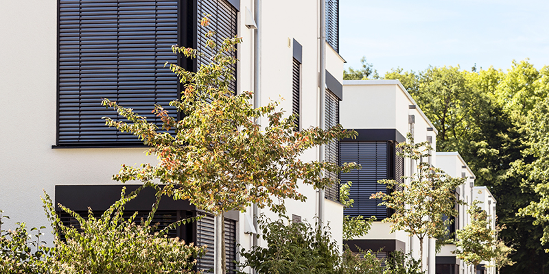 Wohnblocks mit Sonnenschutztechnologie