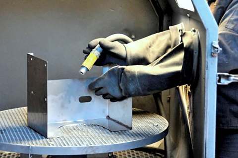 Glasperlenstrahlen eines Metallteils