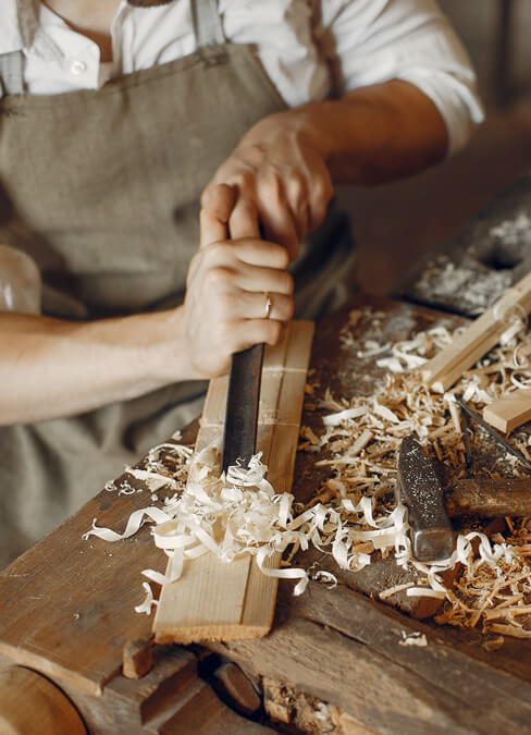 Schreiner bei der Arbeit