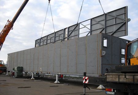 Kranarbeiten auf einer Baustelle