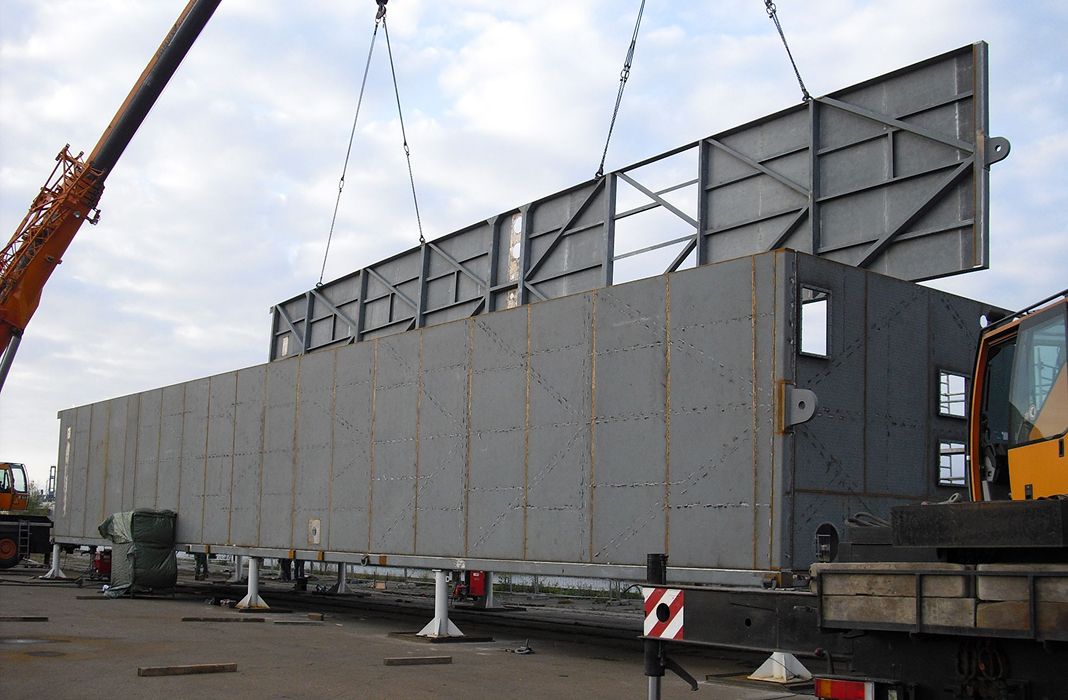 Schweres Metallbauteil im Krantransport